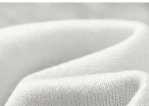 Makroansicht der weißen Strickstoffstruktur zeigt weiches Gewebe und feine Fasern