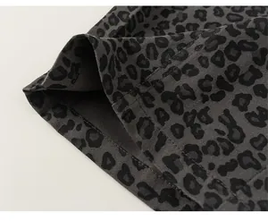 Detailaufnahme der grauen Leoparden-Hose mit weitem Bein für Kinder aus Baumwolle