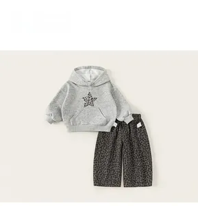 Detail von grauem Kinder-Hoodie mit Leopardenstern und passender Leoparden-Hose in Weit