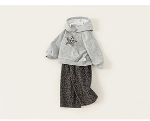 Detail eines grauen Kinder-Hoodies mit Leopardenstern-Patch und passender Leopardenhose