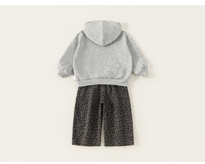 Detailansicht der Rückseite von grauem Kinder-Hoodie und Leoparden-Sweatpants-Set