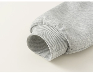 Detailansicht der Rippbündchen an grauem Kinder-Baumwoll-Sweatshirt mit hoher Qualität