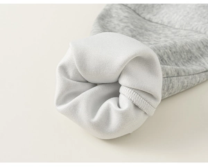 Detailansicht des grauen Kinder-Hoodies mit dickem weißem Fleecefutter und feiner Naht