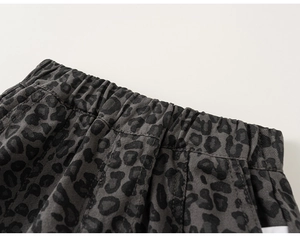 Detailaufnahme von grauem Leopardenmuster-Stoff mit elastischem Bund und Twill-Textur