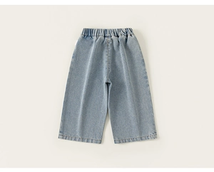 Dettaglio dei pantaloni in denim azzurro a gamba larga con elastico in vita e cuciture