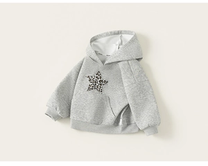 Detailansicht grauer Kinder-Kapuzenpullover mit Stern-Aufnäher und Bündchen