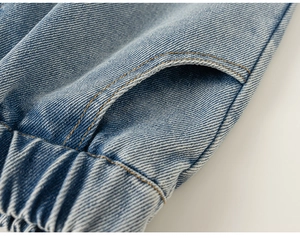 Dettaglio di jeans denim lavaggio azzurro con vita elastica e cucitura della tasca laterale