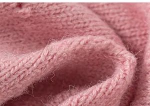 Detailaufnahme von rosa Strickstoff mit weicher Textur und hochwertigen Nähten