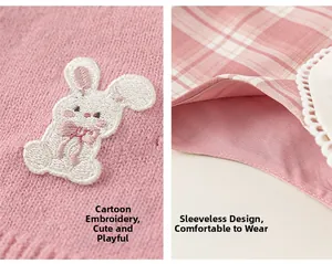 Details von rosa Strickstoff mit Cartoon-Hasenstickerei und Karomuster-Design