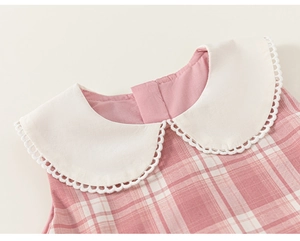 Detail eines rosa karierten Babykleides mit weißem Peter-Pan-Kragen und Spitze