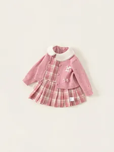 Cardigan rosa in maglia con coniglietto e gonna a pieghe scozzese completo per bambina