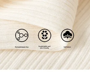 Gros plan sur le tissu en maille côtelée douce des leggings pour bébé en blanc crème