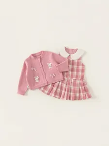 Completo bambina con cardigan rosa ricamato con coniglio e abito a quadri, 2 pezzi