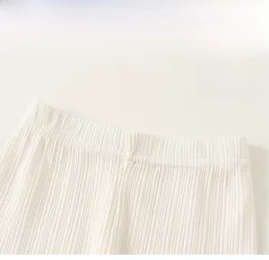 Détail de legging côtelé pour fille avec une taille élastique souple et confortable