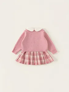 Completo bambina con cardigan rosa, colletto Peter Pan e gonna a pieghe scozzese