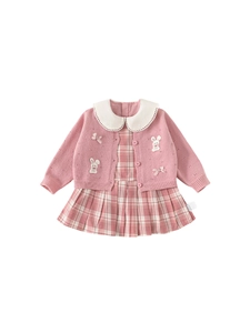 Completo con cardigan rosa e colletto a bambola e abito a pieghe scozzesi per bambina