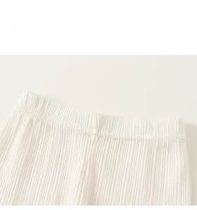 Détail de la taille élastique haute sur le pantalon en maille côtelée ivoire pour fille