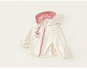 Dettaglio felpa con cappuccio a pois colorati con toppa a coniglietto e zip rosa