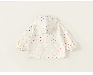 Dettaglio della felpa con cappuccio per bambini con pois colorati e polsini elastici