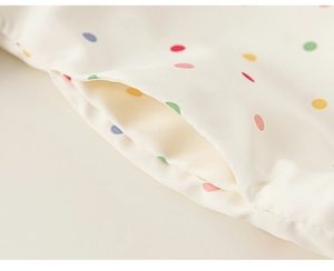 Dettaglio della tasca laterale sulla felpa crema per bambine con pois colorati