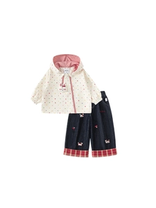 Completo bambina con giacca con cappuccio a pois colorati e jeans ricamati a gamba larga