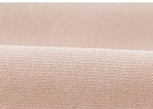 Dettaglio macro del tessuto a maglia a coste rosa con texture morbida e trama elastica