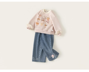 Dettaglio felpa rosa con polsini a volant e jeans con decorazione a fungo 3D