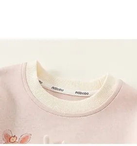 Dettaglio dello scollo della felpa in cotone rosa con colletto a costine e tessuto morbido