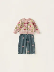 Completo da Bambina Dolce con Cardigan in Maglia di Pelo di Coniglio Floreale e Pantaloni in Denim Ricamati con Cuori