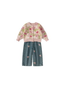 Completo bambina con cardigan rosa floreale e jeans denim con cuori ricamati