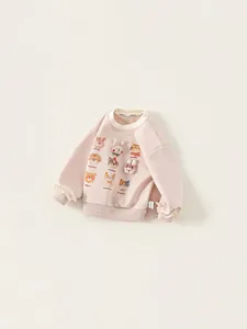 Felpa rosa da bambina con ricami di animali e polsini in pizzo su sfondo bianco minimalista