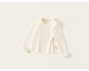 Détail de la texture côtelée et des coutures sur ce t-shirt beige à manches longues