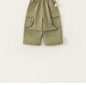 Detalle de los pantalones cargo verde oliva para niño con cintura elástica y bolsillos con solapa