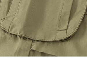 Detalle de pantalones cargo verde militar con sarga de algodón y costuras reforzadas