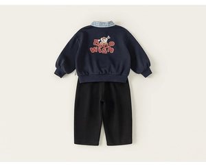 Détail d'un sweat bleu marine pour garçon avec col à carreaux et imprimé ours au dos