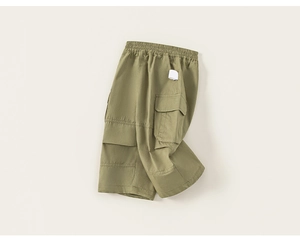 Detalle de los pantalones cargo verde oliva para niños con cintura elástica y bolsillos