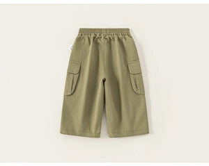 Detalle de pantalones cortos cargo verde oliva con cintura elástica y bolsillos laterales