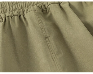 Detalle de la cintura elástica y doble costura en los pantalones cargo de algodón