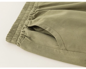 Detalle de los pantalones cargo infantiles verde militar con cintura elástica y bolsillos