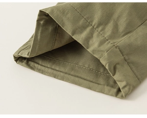 Detalle de los pantalones cargo verde militar para niños con dobladillo de costura reforzada