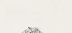 Dettaglio del colletto polo grigio con trama in maglia su questo set da bambino chic