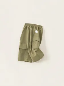 Pantalones cortos tipo cargo verde oliva para niños con cintura elástica y bolsillos grandes
