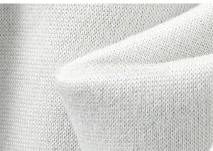 Dettaglio del tessuto a maglia in cotone bianco morbido con trama fine per abbigliamento bimbi