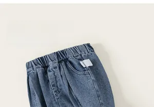 Dettaglio dei jeans blu per bambini con vita elastica e morbida trama in cotone