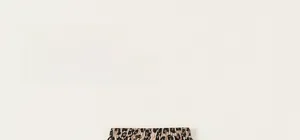 Dettaglio dei pantaloni antizanzare per bambini con stampa leopardata ed elastico