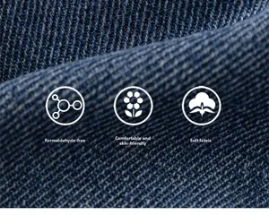 Dettaglio macro del tessuto denim blu scuro che mostra la trama in twill di cotone morbido
