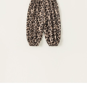 Dettaglio della stampa leopardata e polsini elastici sui pantaloni per bambini