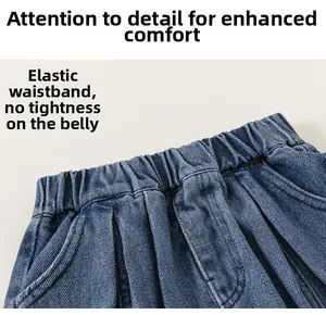 Dettaglio della vita elasticizzata sui jeans in denim per bambini per una vestibilità comoda