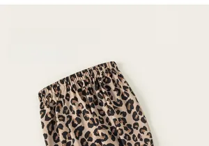 Dettaglio dell'elastico in vita dei pantaloni leopardati per bambini in tessuto morbido