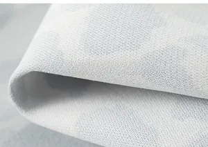 Primo piano della trama del tessuto a maglia azzurro traspirante per pantaloni bimbo